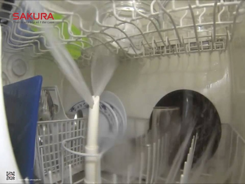 Máy rửa chén sử dụng sức phun của nước để làm sạch chén bát