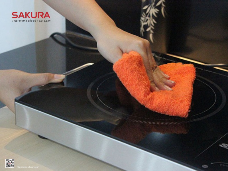 Cần thường xuyên lau chùi bề mặt bếp trước và sau khi nấu