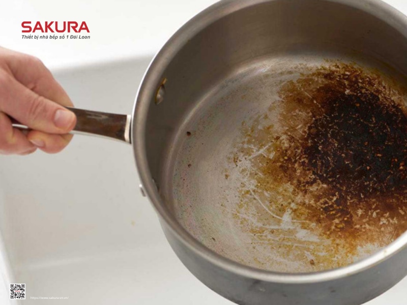 Tránh để nồi không có thức ăn lên bếp hồng ngoại để tránh cháy khét