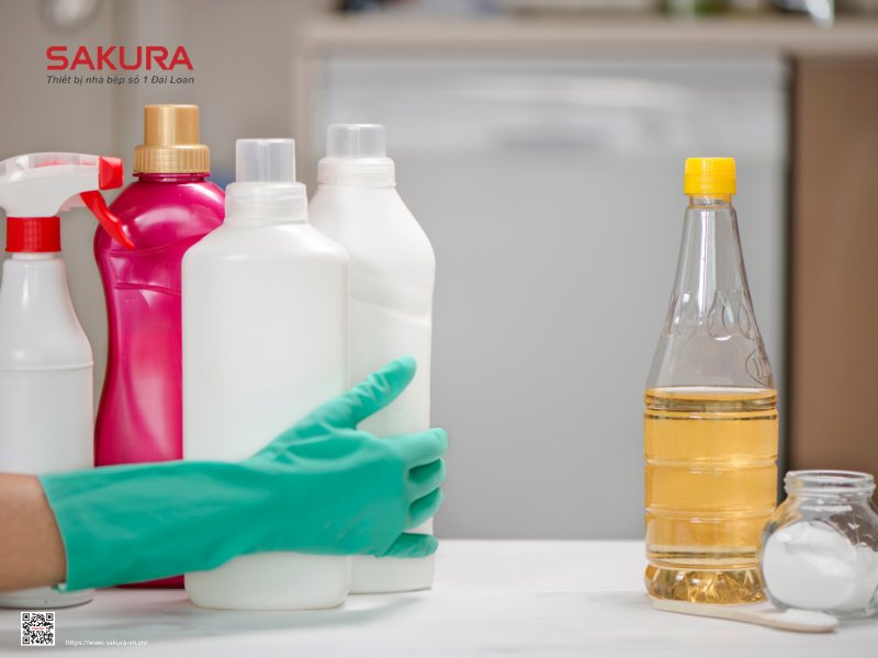 không nên sử dụng các hóa chất tẩy rửa mạnh khi vệ sinh mặt bếp từ