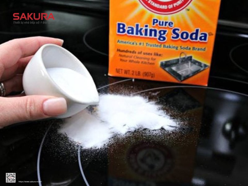 rải baking soda lên vùng bị cháy của kính bếp
