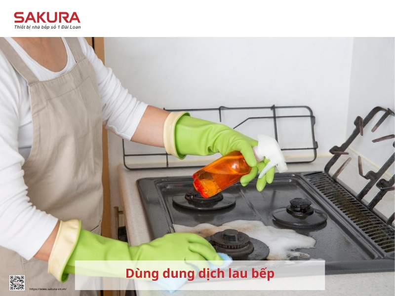 Tẩy rửa vết dầu mỡ bằng dung dịch chuyên dụng